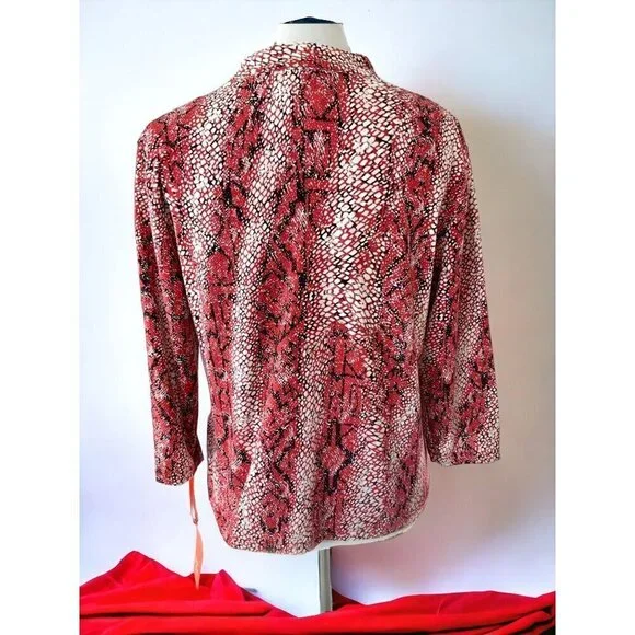 Hearts of Palm Petite red animal patterned quarter sleeve vneck blouse NEW PL - Picture 5 of 9